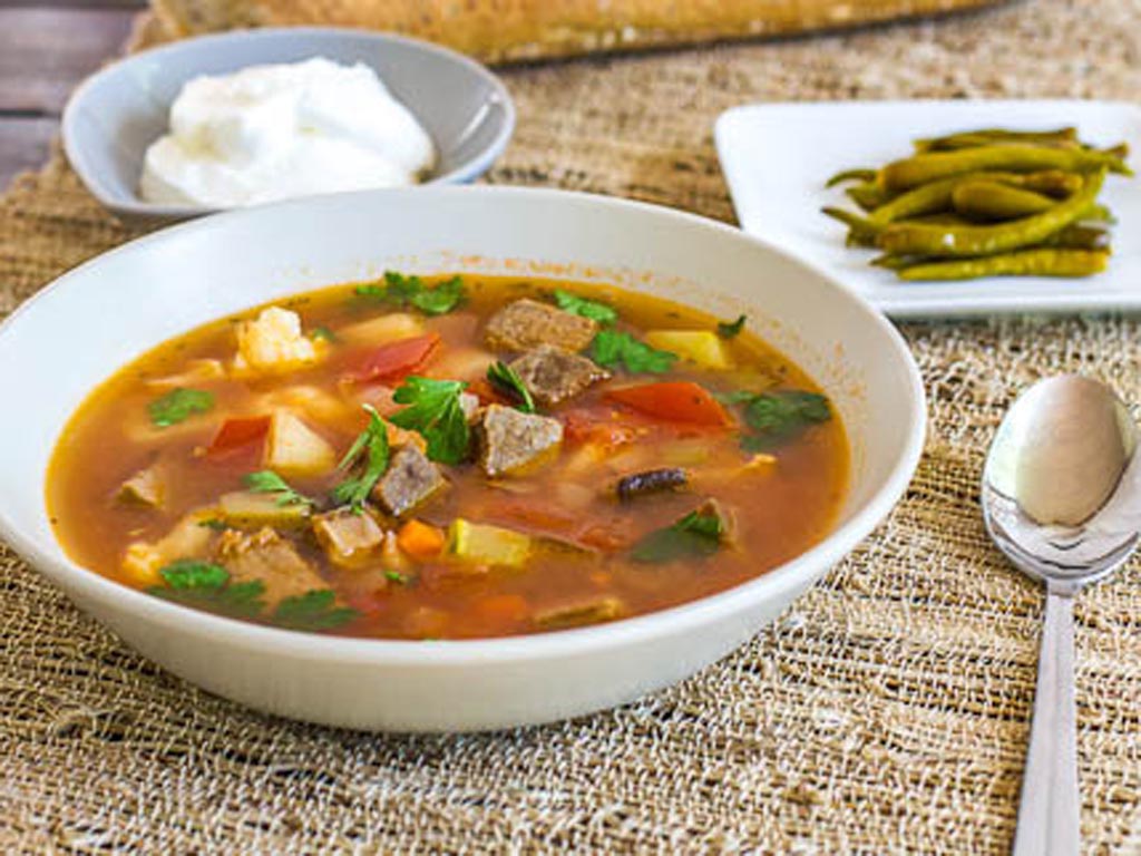 Суп из говядины с рисом и картошкой. Для супа. Суп из говядины. Суп на мясном бульоне. Суп на говяжьем бульоне.