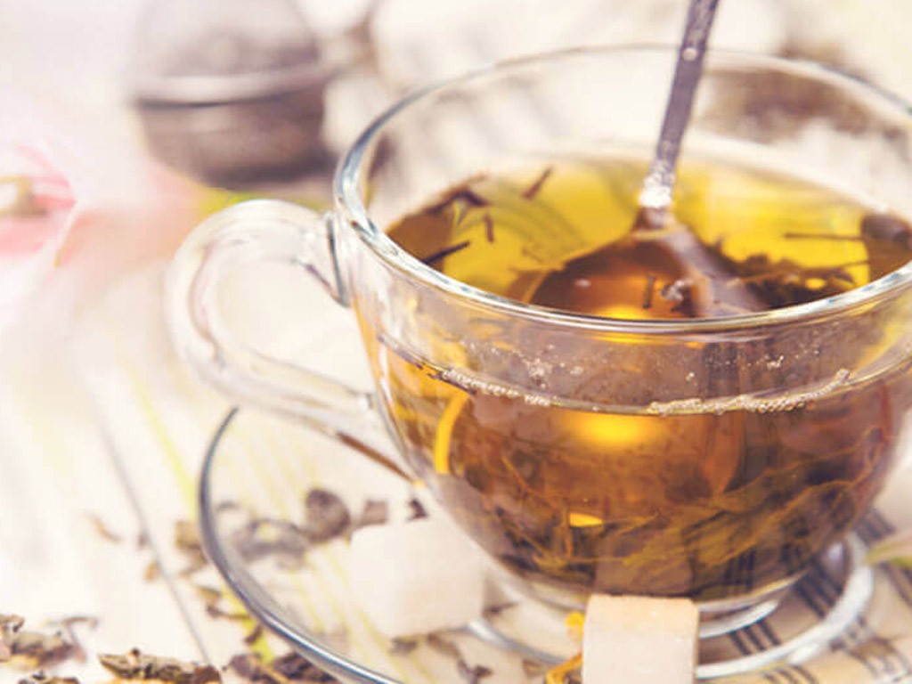 Чай травяной дивия зверобой. Фитотерапия лечение травами. Череда отвар. Настой травы зверобоя. Чай со зверобоем.