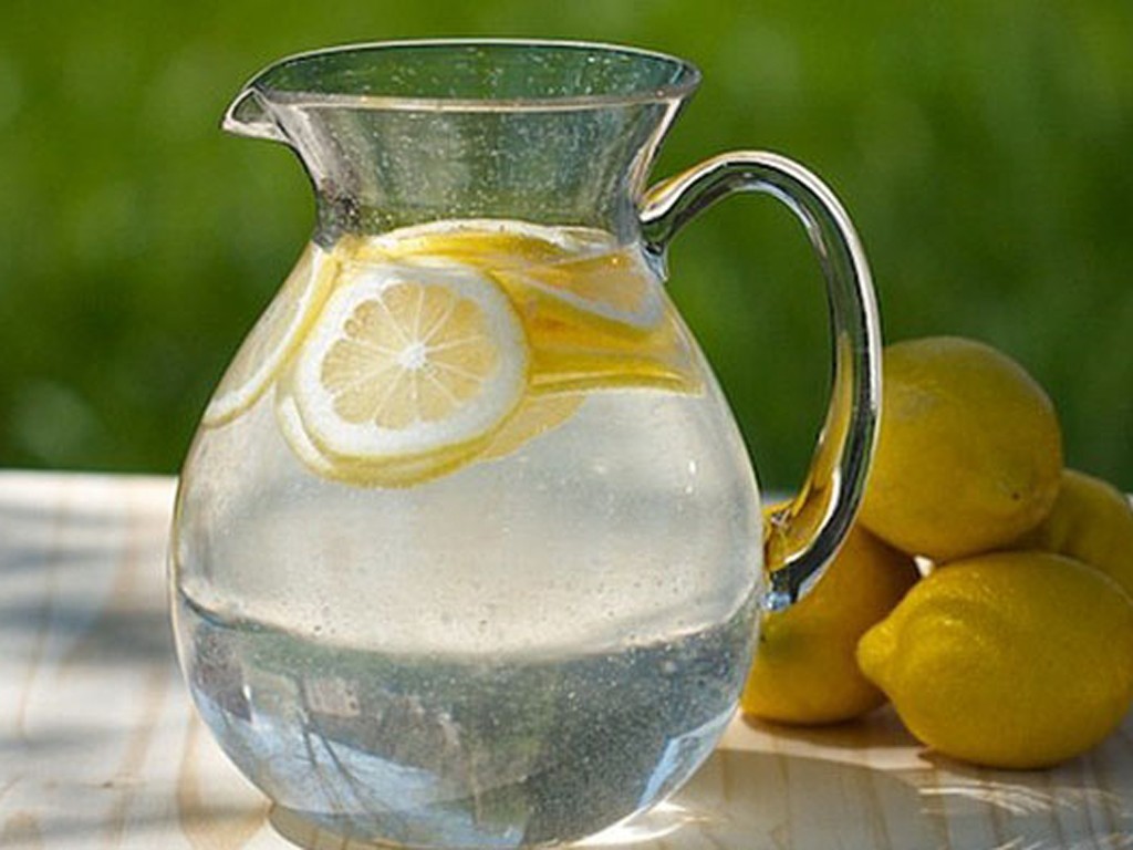 Лимон на литр воды. Кувшин для воды. Вода с лимоном. Графин "вода". Красивый кувшин для воды.